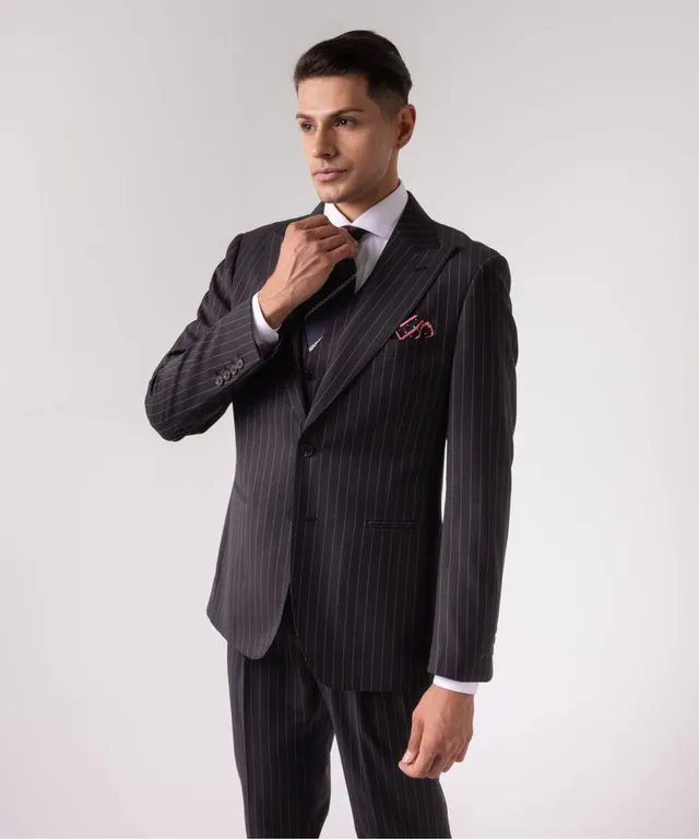 Темно-серый костюм в контрастную полоску